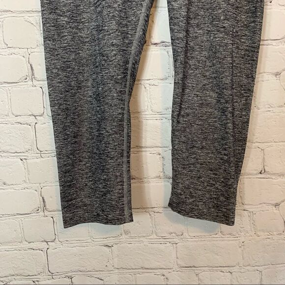 Victoria’s Secret Pink ultimate yoga gray workout capris size XS - Picture 3 of 6